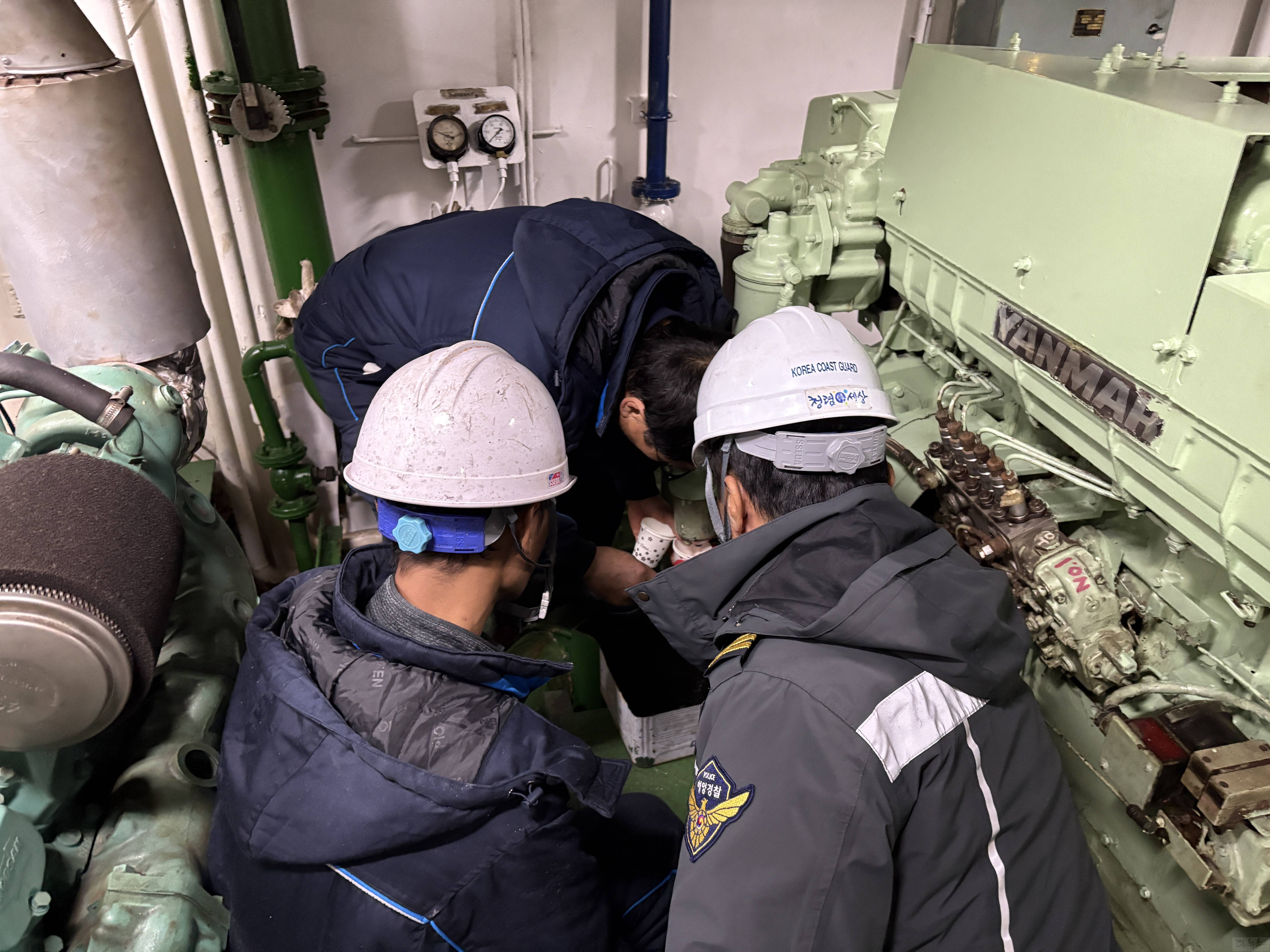 선박 연료유 채취 모습