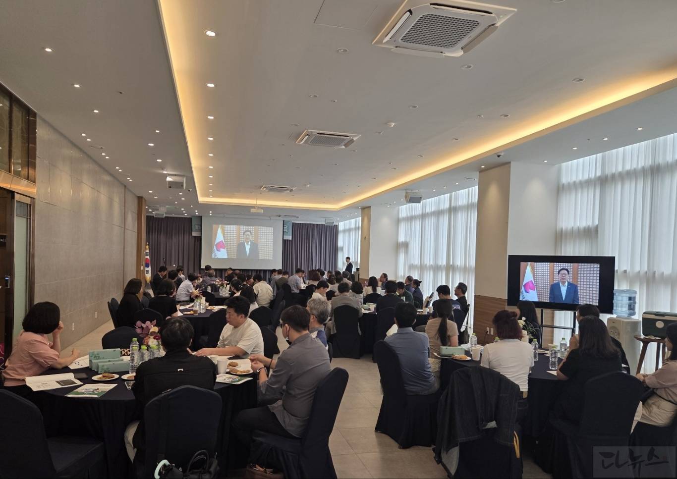박형준 부산시장의 영상 축전을 보는 기업인들