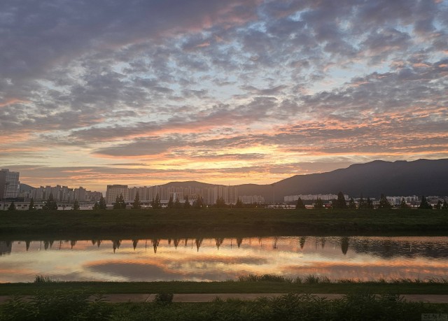 폭우와 천둥 뒤 펼쳐진 황홀한 노을빛